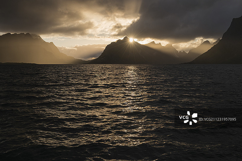 挪威罗弗敦群岛日落时分山脉剪影美丽风光图片素材