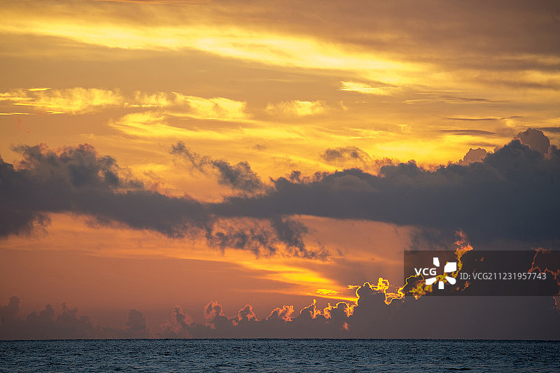 宁静的海上日出场景，墨西哥金塔纳罗奥州卡门海滩图片素材
