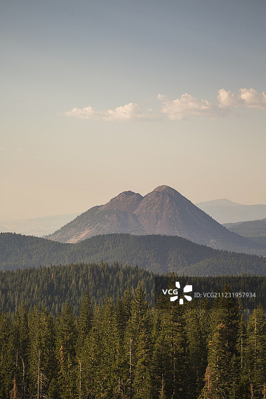 美国加利福尼亚沙斯塔山雾霾蓝天下森林覆盖的山脉远景图片素材