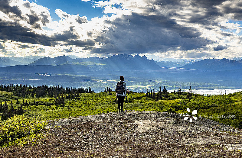 女徒步旅行者在阿拉斯加州德纳里国家公园欣赏阿拉斯加山脉图片素材