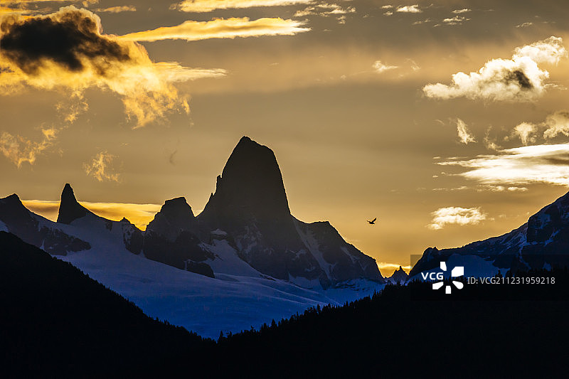 阿拉斯加彼得堡魔鬼拇指峰日落壮丽景色图片素材