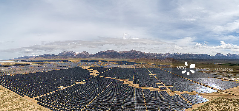 航拍德令哈光伏电站图片素材