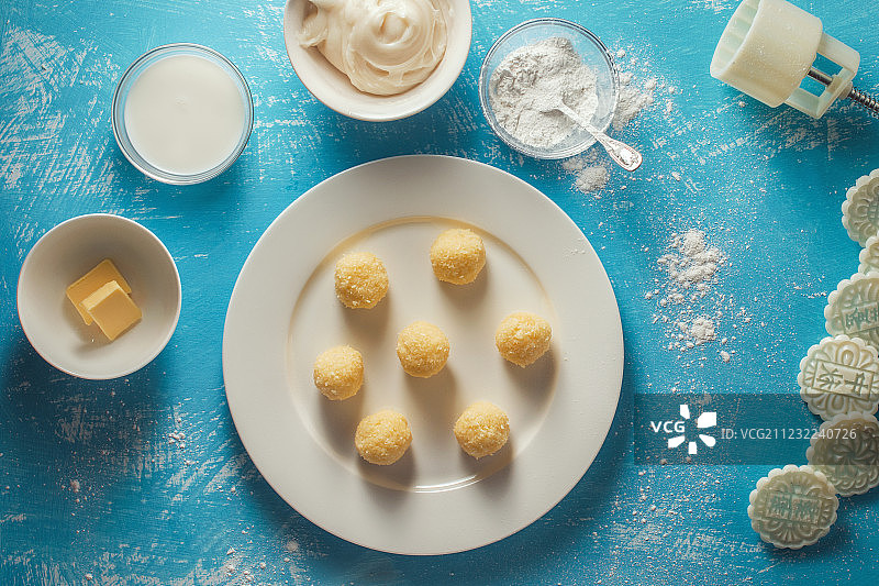 制作椰蓉馅冰皮月饼图片素材