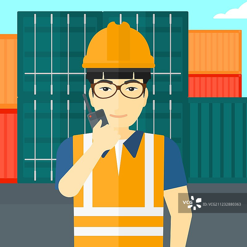 站在货运集装箱背景前的码头工人图片素材