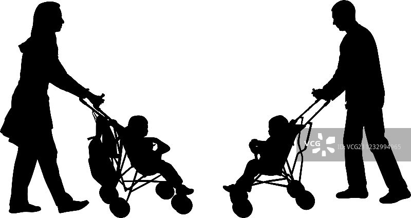 父母推着婴儿车图片素材