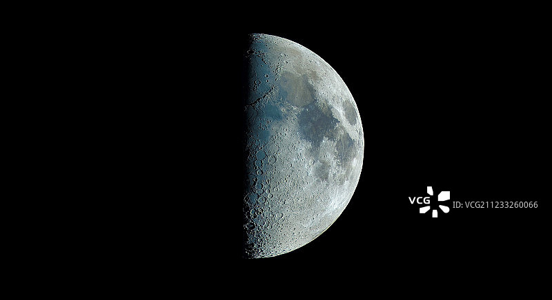 5寸镜拍彩色的上弦月图片素材