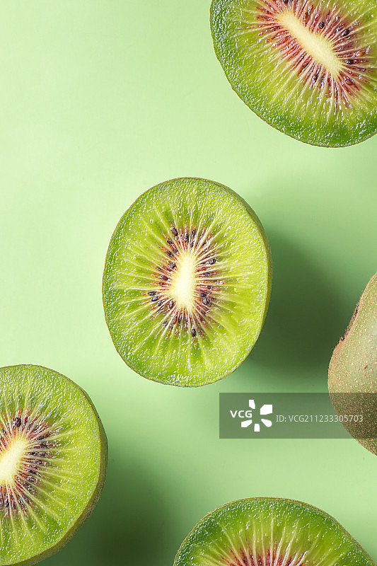 绿色背景下的一些红心猕猴桃图片素材