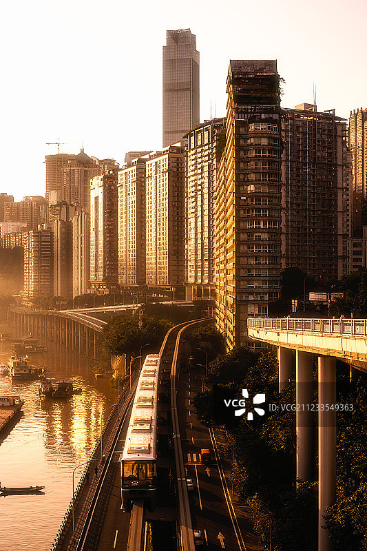 晨光中的轻轨图片素材