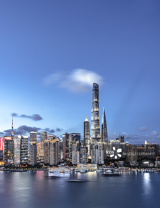 上海陆家嘴和黄浦江夜景全景图图片素材