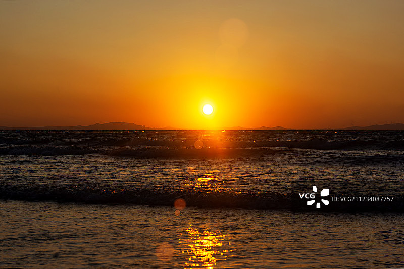 渤海海面美丽的夕阳图片素材