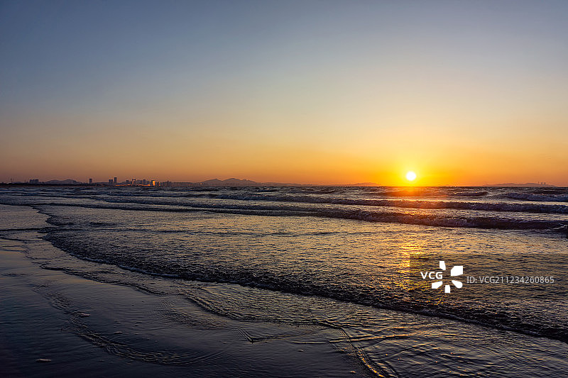 渤海海面漂亮的落日图片素材
