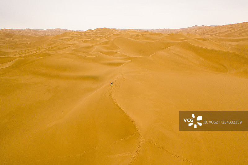越过沙丘图片素材