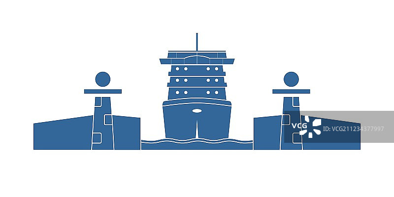 船闸中的邮轮图片素材