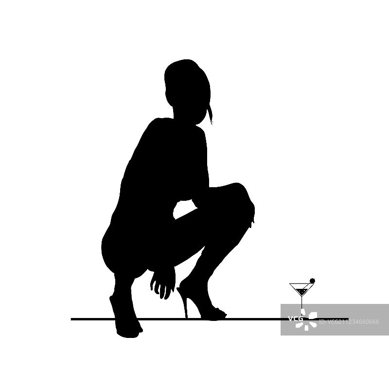 女性手持马提尼酒杯的性感剪影图片素材