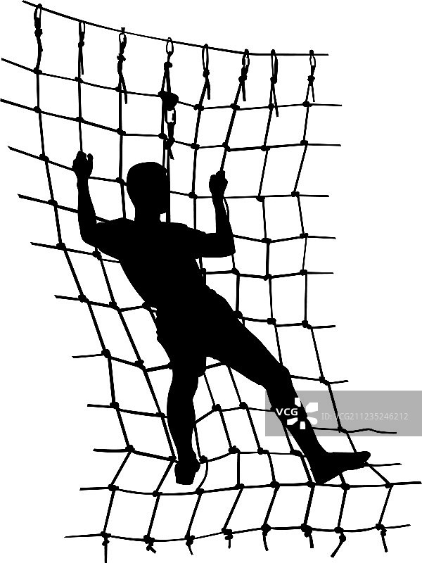 在冒险公园绳梯上的男孩图片素材