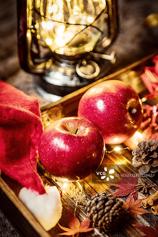 西方传统节日圣诞节装饰品新鲜苹果图片素材