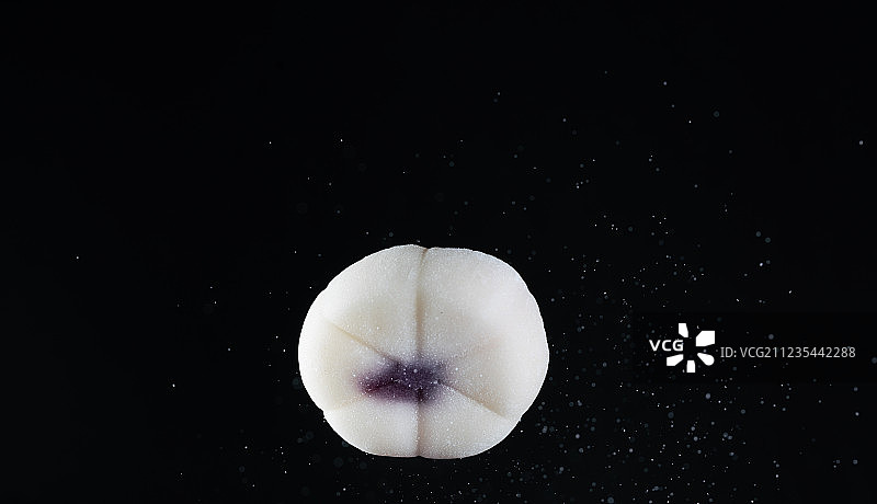 跳动的各类月饼创意高速摄影黑底棚拍广告素材图片素材