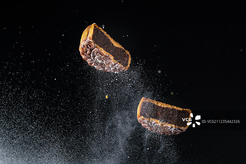 跳动的各类月饼创意高速摄影黑底棚拍广告素材图片素材