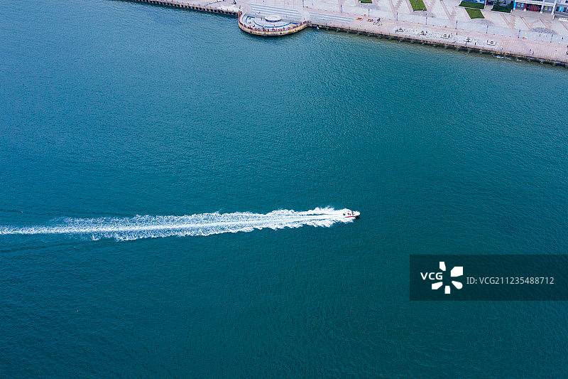 正在冲浪的快艇图片素材