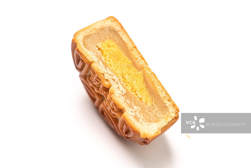 切开的蛋黄莲蓉月饼图片素材