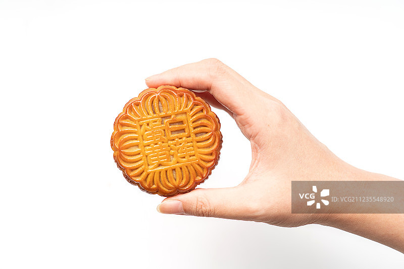 手拿着中秋节月饼图片素材