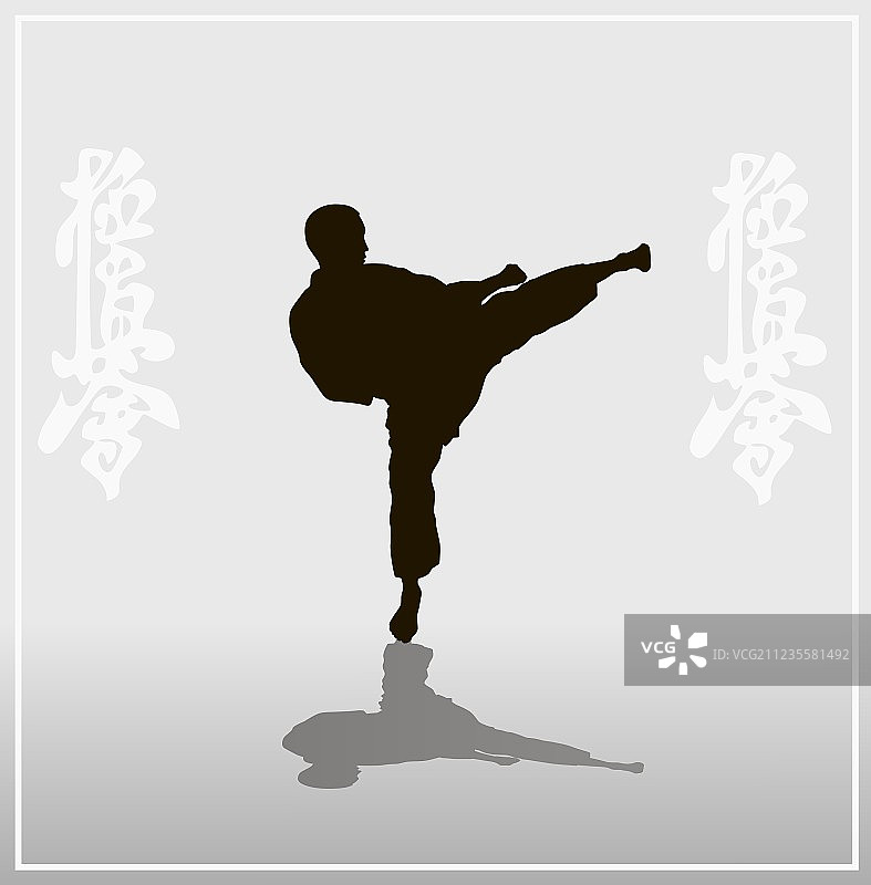 男人在浅色背景下演示空手道图片素材