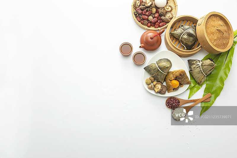 端午节粽子及丰富多样的食材馅料和中国茶图片素材