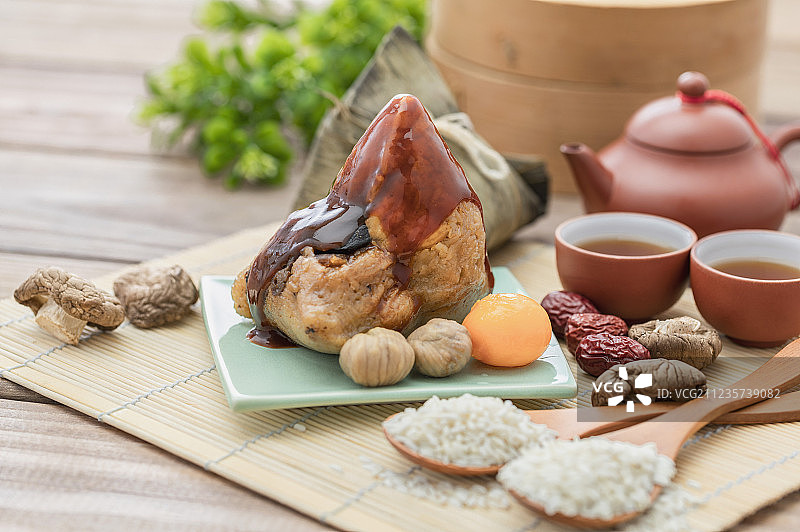 加了甜辣酱的南部粽及食材馅料图片素材
