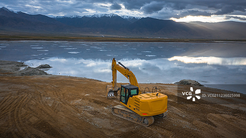 青海盐湖上的推土机与挖掘机图片素材