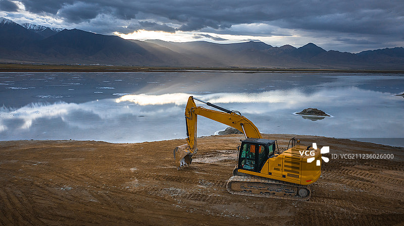 青海盐湖上的推土机与挖掘机图片素材