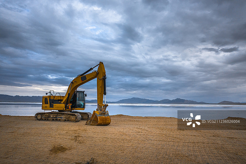 青海盐湖上的推土机与挖掘机图片素材