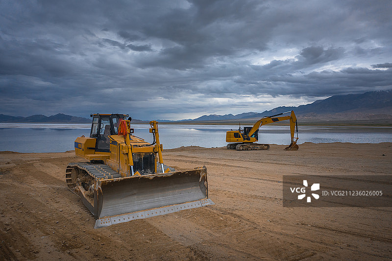 青海盐湖上的推土机与挖掘机图片素材
