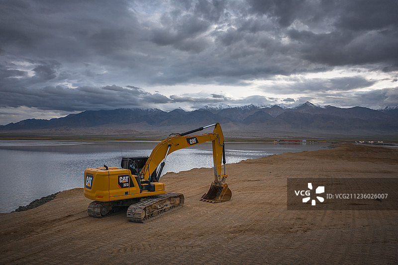 青海盐湖上的推土机与挖掘机图片素材