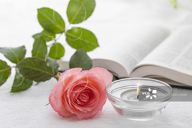 芳香小蜡烛与玫瑰花的泡泡意境图片素材