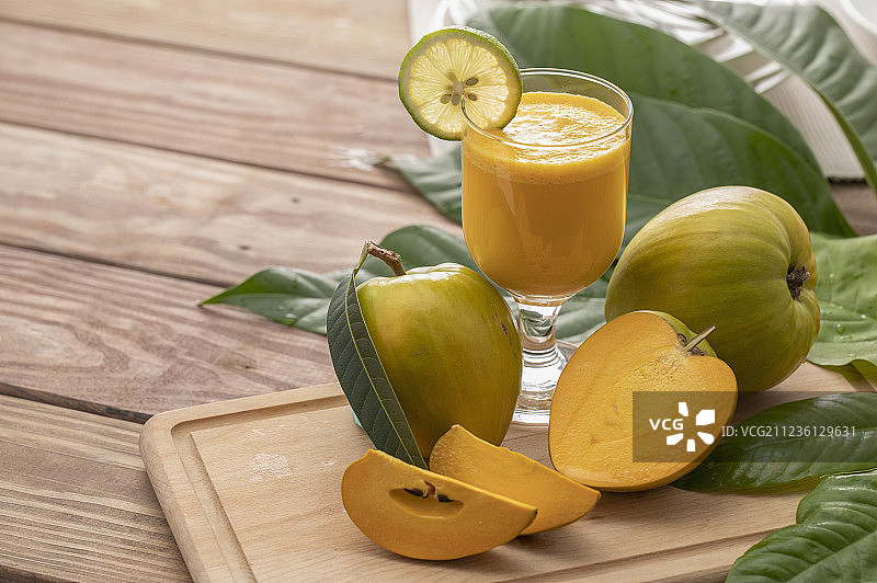 蛋黄果果汁与柠檬片图片素材