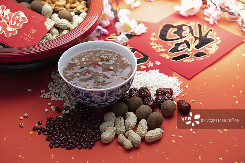 放在旋转糖果盒里丰富的食材与美味的腊八粥图片素材