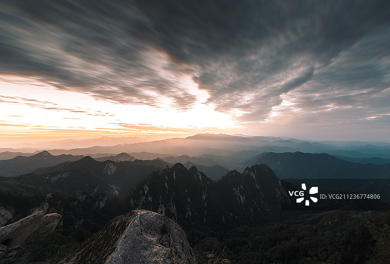 洛阳白云山的日出图片素材