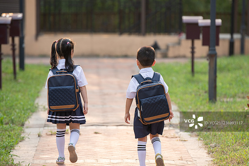 上学的男孩和女孩图片素材