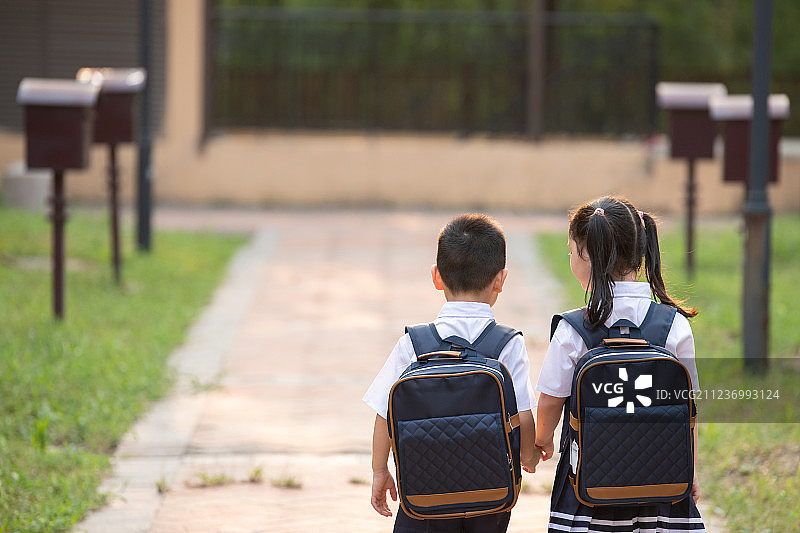 上学的男孩和女孩图片素材