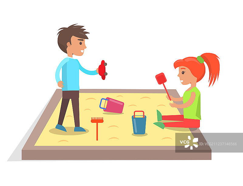 孩子们在沙箱里玩玩具图片素材