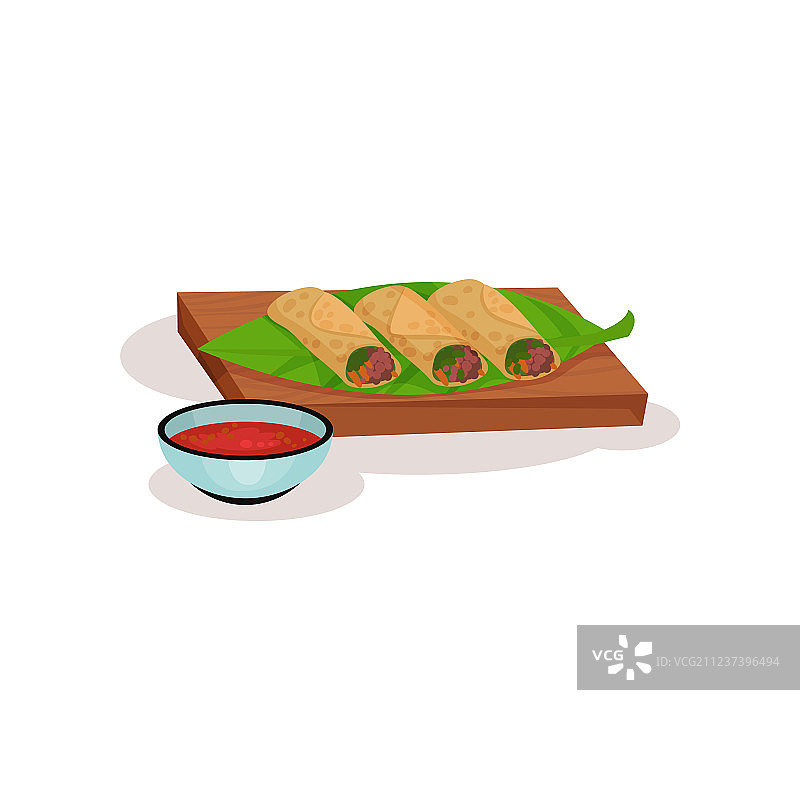 木制案板上的肉类蔬菜春卷图片素材