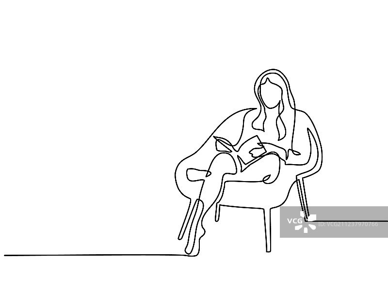 女人坐在椅子上看书图片素材