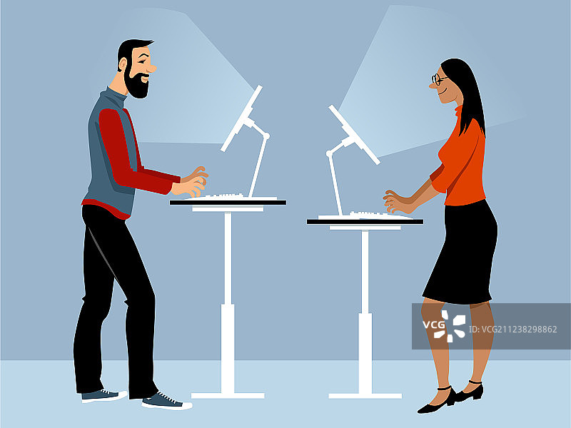 站立桌旁的情侣图片素材