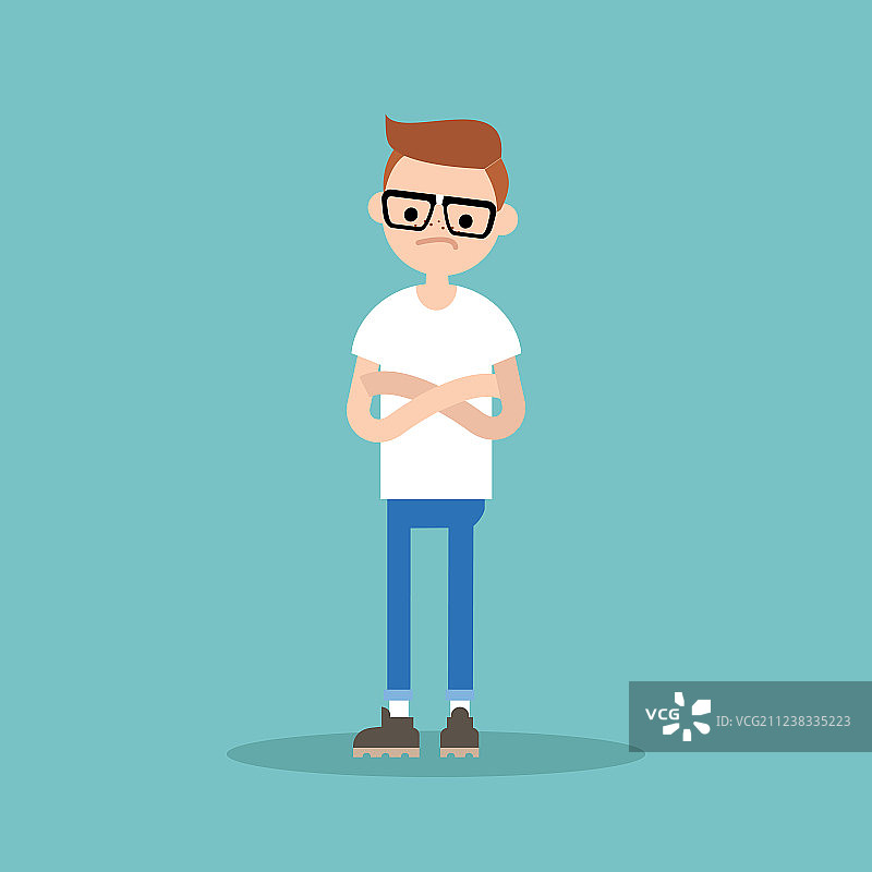 交叉双臂倾斜的年轻怀疑论者图片素材