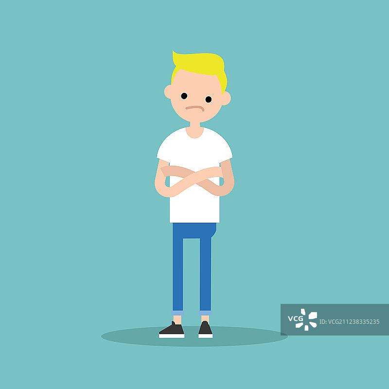 年轻的金发男孩交叉双臂，面露疑惑图片素材