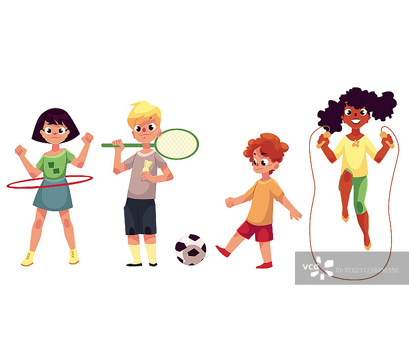 孩子们玩呼啦圈、羽毛球和足球图片素材