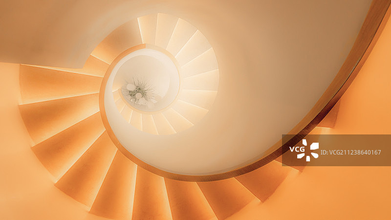 俯视黄色背景的旋转楼梯图片素材