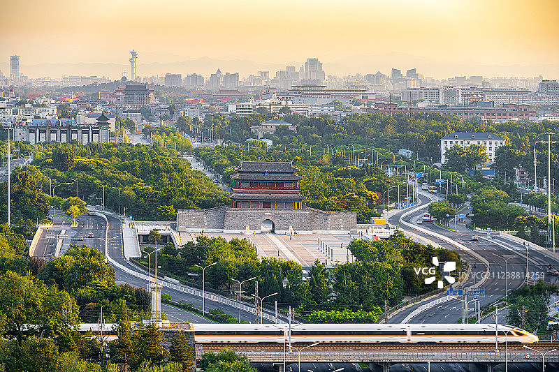 北京中轴线永定门城楼高铁和谐号图片素材
