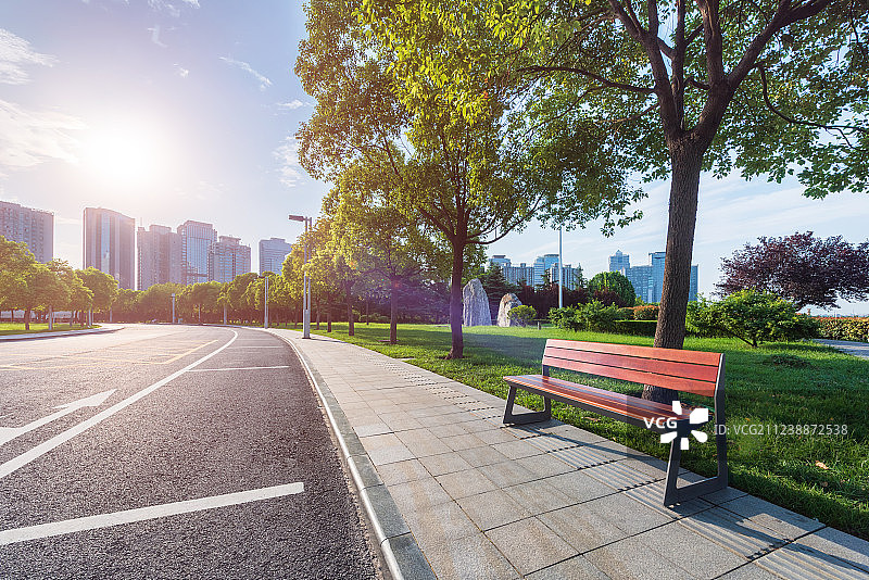 亚洲中国河南省郑州市城市公园座椅图片素材