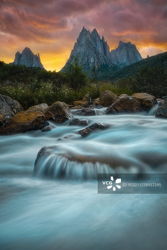 巴颜喀拉山莲宝叶则年宝玉则晚霞图片素材